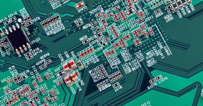 你能在這個復(fù)雜的PCB中找到垂直布線嗎？反正我不能